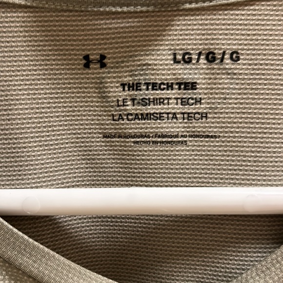 Under armour shirt. Loose fit. - Picture 2 of 4